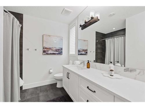 2005 48 Avenue Sw, Calgary, AB - Indoor Photo Showing Bathroom