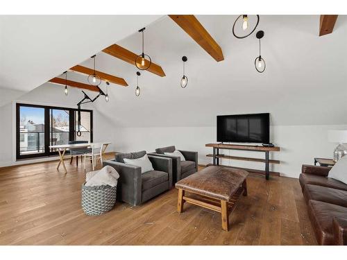 2005 48 Avenue Sw, Calgary, AB - Indoor Photo Showing Living Room