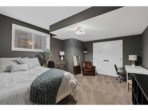 2005 48 Avenue Sw, Calgary, AB - Indoor Photo Showing Bedroom