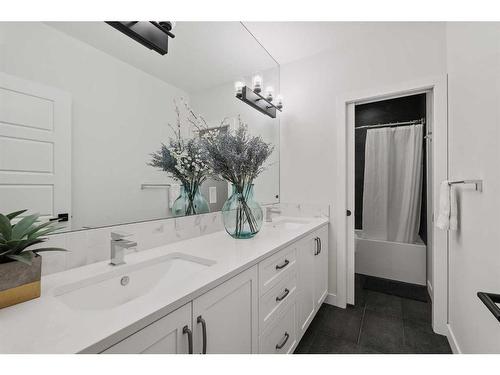 2005 48 Avenue Sw, Calgary, AB - Indoor Photo Showing Bathroom