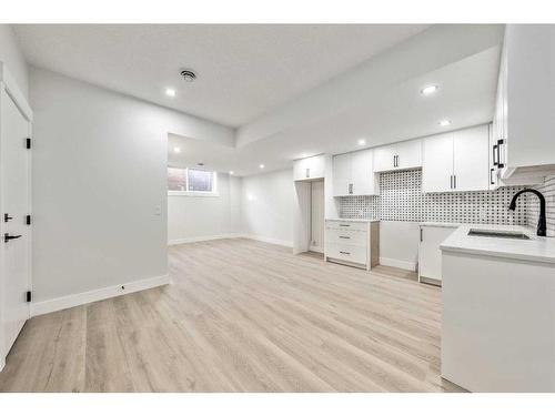 2428 23 Street Nw, Calgary, AB - Indoor Photo Showing Kitchen With Upgraded Kitchen