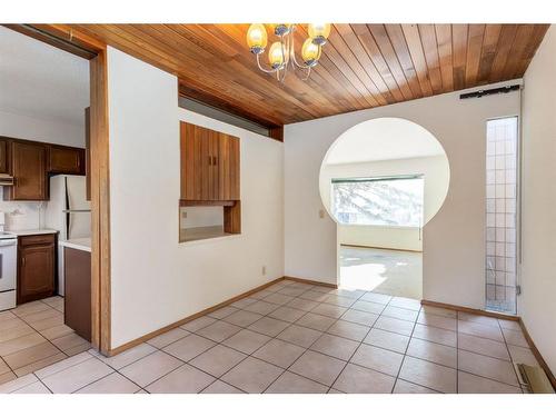 6119 Thornaby Way Nw, Calgary, AB - Indoor Photo Showing Kitchen