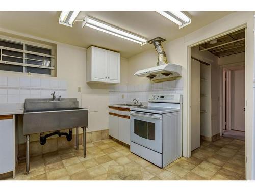 6119 Thornaby Way Nw, Calgary, AB - Indoor Photo Showing Kitchen