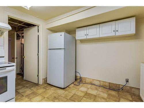 6119 Thornaby Way Nw, Calgary, AB - Indoor Photo Showing Kitchen