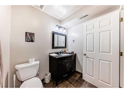 311 Mt Aberdeen Close Se, Calgary, AB - Indoor Photo Showing Bathroom