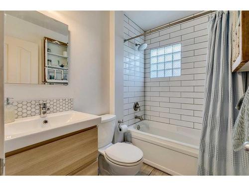 2105 Westmount Road Nw, Calgary, AB - Indoor Photo Showing Bathroom