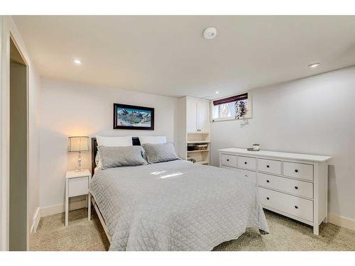 2105 Westmount Road Nw, Calgary, AB - Indoor Photo Showing Bedroom