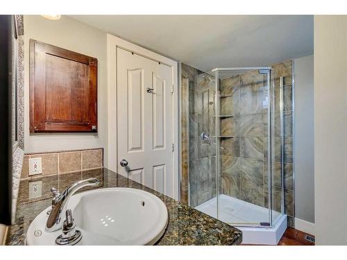 2105 Westmount Road Nw, Calgary, AB - Indoor Photo Showing Bathroom