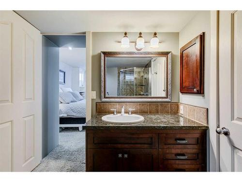 2105 Westmount Road Nw, Calgary, AB - Indoor Photo Showing Bathroom