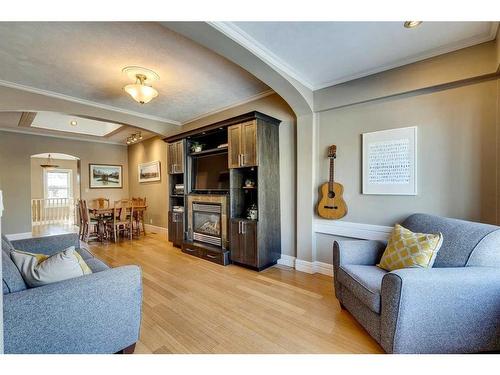 2105 Westmount Road Nw, Calgary, AB - Indoor Photo Showing Living Room