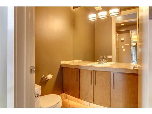 3306 21 Street Sw, Calgary, AB - Indoor Photo Showing Bathroom