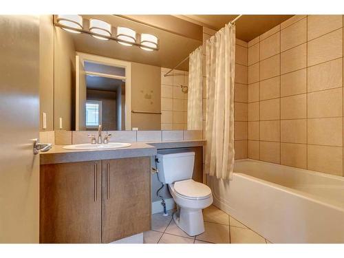 3306 21 Street Sw, Calgary, AB - Indoor Photo Showing Bathroom