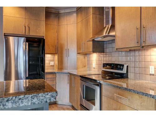 3306 21 Street Sw, Calgary, AB - Indoor Photo Showing Kitchen