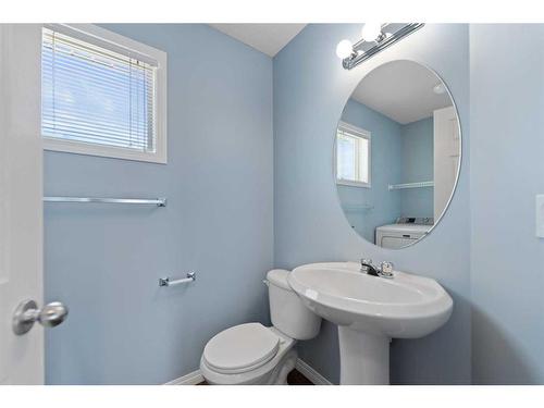 153 Everhollow Heights Sw, Calgary, AB - Indoor Photo Showing Bathroom