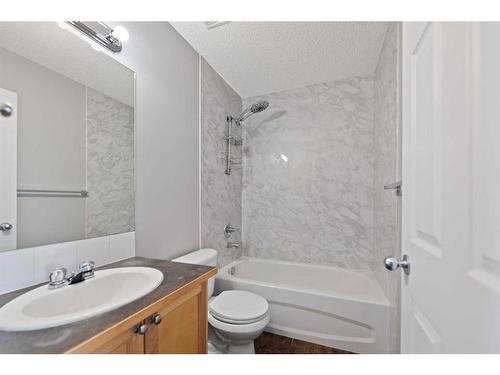 153 Everhollow Heights Sw, Calgary, AB - Indoor Photo Showing Bathroom