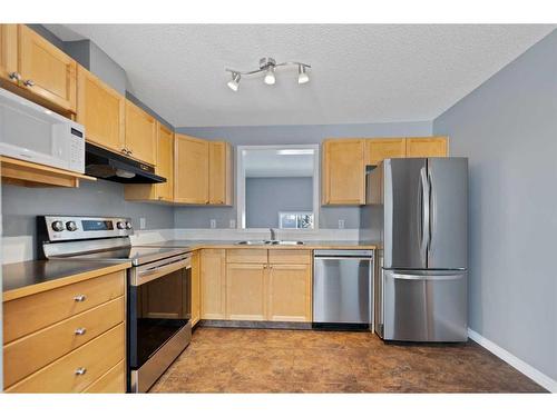 153 Everhollow Heights Sw, Calgary, AB - Indoor Photo Showing Kitchen With Double Sink