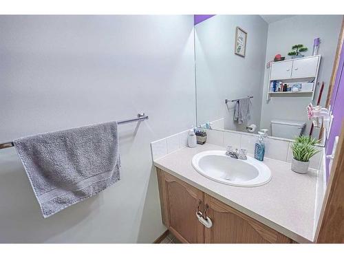 13 Mt Aberdeen Manor Se, Calgary, AB - Indoor Photo Showing Bathroom