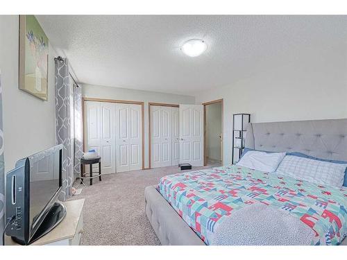 13 Mt Aberdeen Manor Se, Calgary, AB - Indoor Photo Showing Bedroom