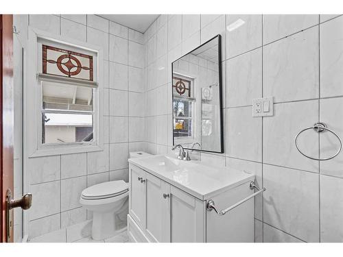 601 30 Avenue Sw, Calgary, AB - Indoor Photo Showing Bathroom