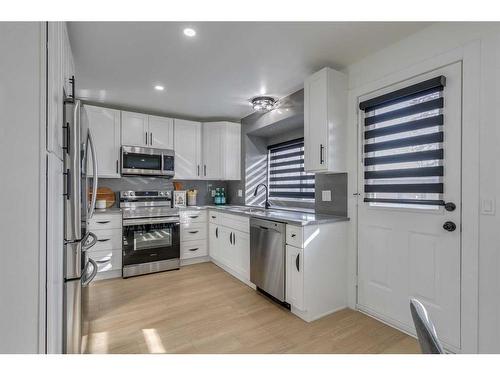 72 Mckenna Way Se, Calgary, AB - Indoor Photo Showing Kitchen