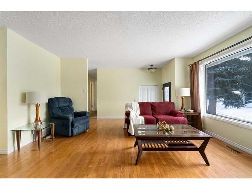 8 Oakvale Place Sw, Calgary, AB - Indoor Photo Showing Living Room