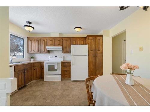 8 Oakvale Place Sw, Calgary, AB - Indoor Photo Showing Kitchen