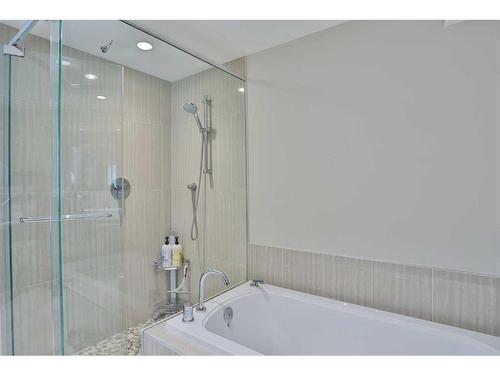 414 Wildwood Drive Sw, Calgary, AB - Indoor Photo Showing Bathroom