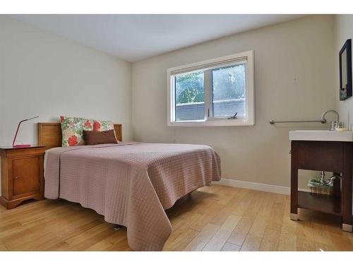 414 Wildwood Drive Sw, Calgary, AB - Indoor Photo Showing Bedroom