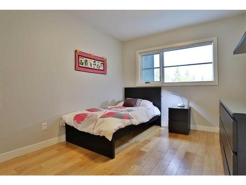 414 Wildwood Drive Sw, Calgary, AB - Indoor Photo Showing Bedroom