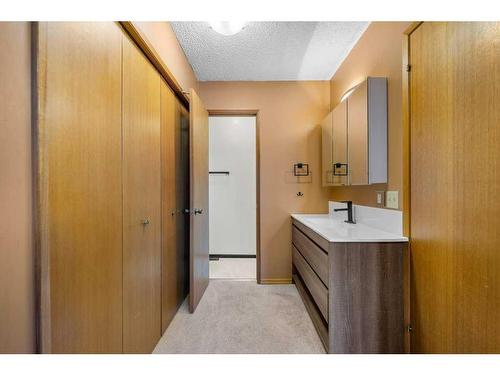 52 Hawkcliff Way Nw, Calgary, AB - Indoor Photo Showing Bathroom