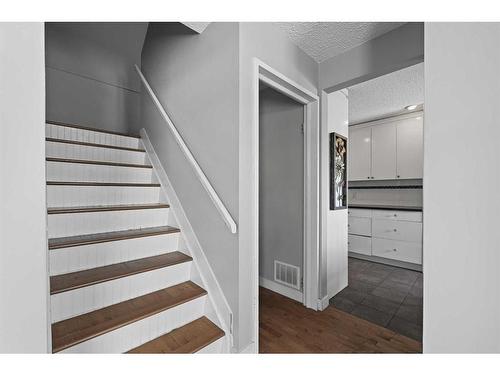 4311 7A Avenue Se, Calgary, AB - Indoor Photo Showing Other Room