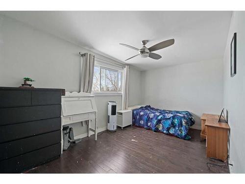 4311 7A Avenue Se, Calgary, AB - Indoor Photo Showing Bedroom