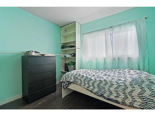 4311 7A Avenue Se, Calgary, AB - Indoor Photo Showing Bedroom