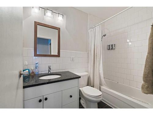 4311 7A Avenue Se, Calgary, AB - Indoor Photo Showing Bathroom