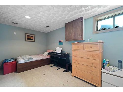 4311 7A Avenue Se, Calgary, AB - Indoor Photo Showing Bedroom