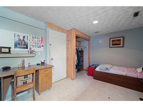 4311 7A Avenue Se, Calgary, AB - Indoor Photo Showing Bedroom