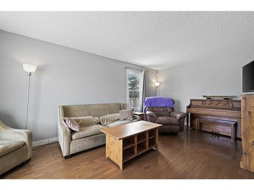 4311 7A Avenue Se, Calgary, AB - Indoor Photo Showing Living Room