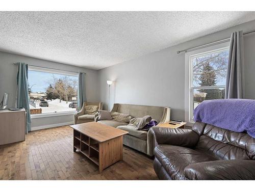 4311 7A Avenue Se, Calgary, AB - Indoor Photo Showing Living Room