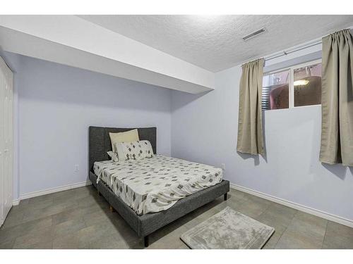 253 Saddlecrest Way Ne, Calgary, AB - Indoor Photo Showing Bedroom