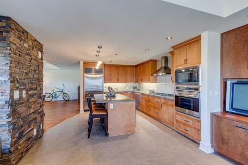 702-600 Princeton Way Sw, Calgary, AB - Indoor Photo Showing Kitchen