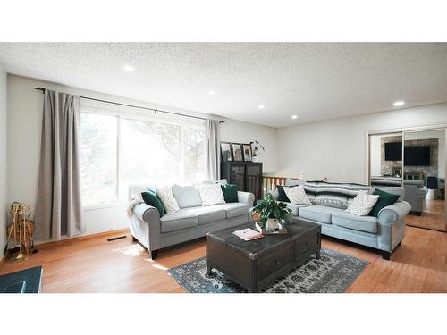 127 Ranchview Mews Nw, Calgary, AB - Indoor Photo Showing Living Room