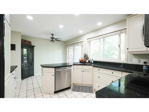 127 Ranchview Mews Nw, Calgary, AB - Indoor Photo Showing Kitchen