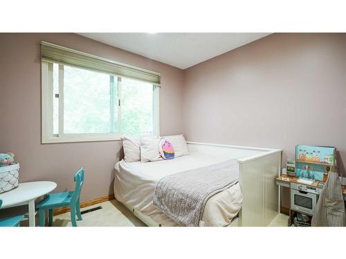 127 Ranchview Mews Nw, Calgary, AB - Indoor Photo Showing Bedroom