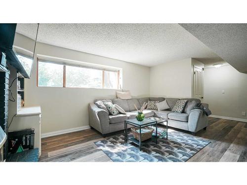 127 Ranchview Mews Nw, Calgary, AB - Indoor Photo Showing Living Room