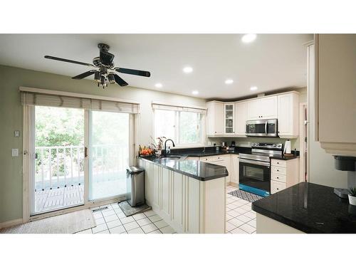 127 Ranchview Mews Nw, Calgary, AB - Indoor Photo Showing Kitchen