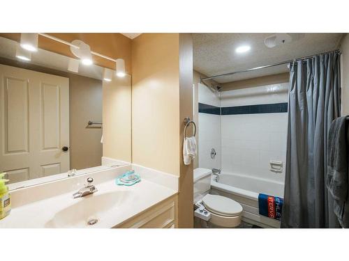 127 Ranchview Mews Nw, Calgary, AB - Indoor Photo Showing Bathroom