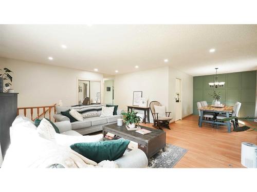 127 Ranchview Mews Nw, Calgary, AB - Indoor Photo Showing Living Room