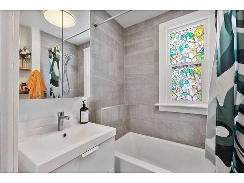 2311 6 Avenue Nw, Calgary, AB - Indoor Photo Showing Bathroom