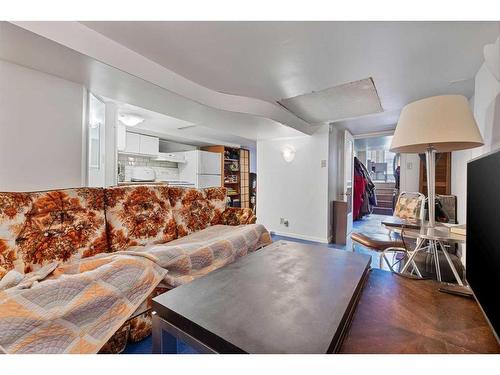 2311 6 Avenue Nw, Calgary, AB - Indoor Photo Showing Living Room