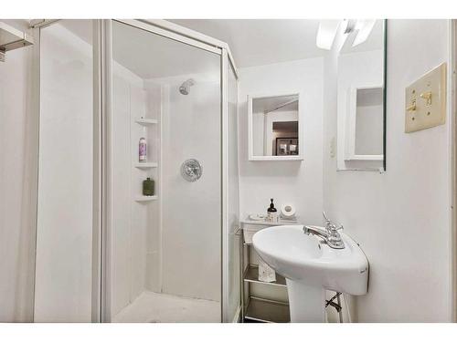 2311 6 Avenue Nw, Calgary, AB - Indoor Photo Showing Bathroom